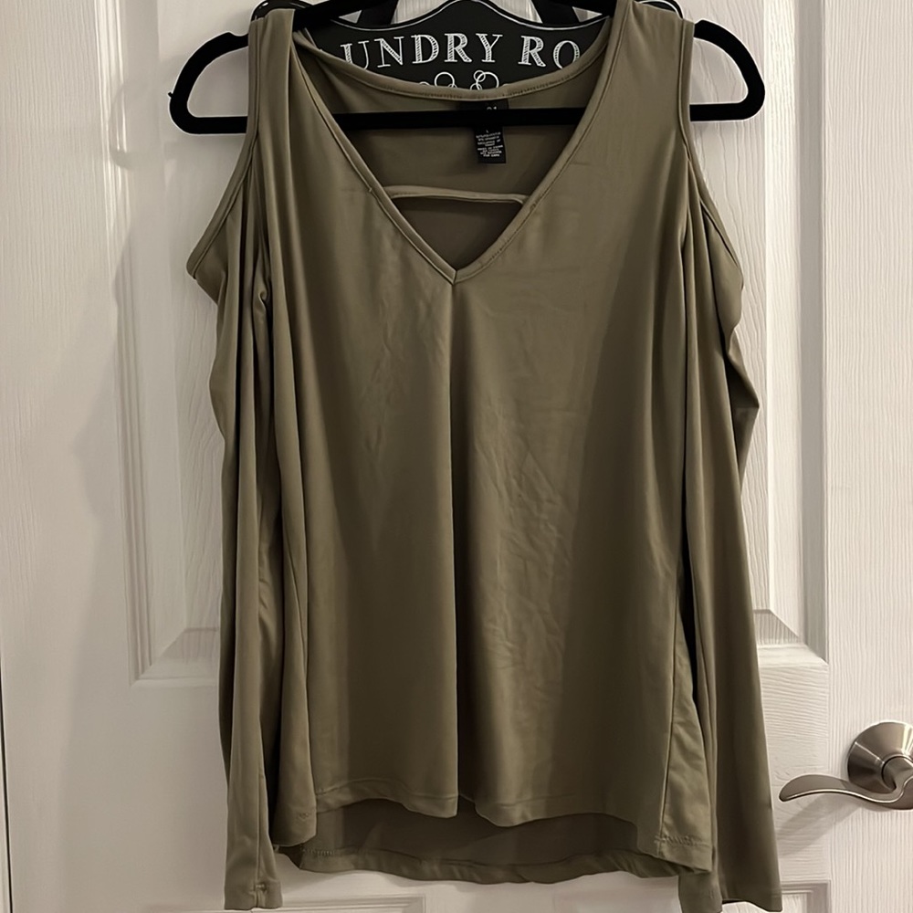 Rue21 Green Shoulder Cut Out Long Sleeve Top